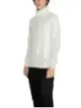 Weißer Strickpullover und Cargohose