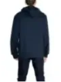 Mann trägt blaues Kapuzenshirt Jeans