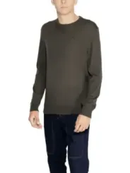 Dunkler Pullover mit Jeans