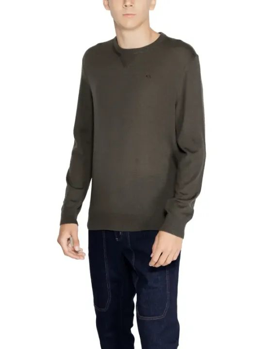 Dunkler Pullover mit Jeans
