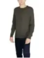 Dunkler Pullover mit Jeans