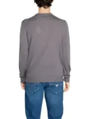 Grauer Pullover, Jeans, lässiger Stil
