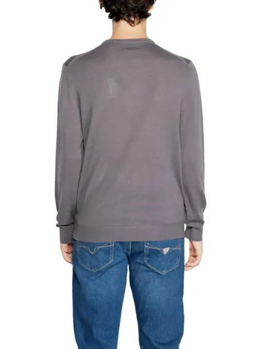 Grauer Pullover, Jeans, lässiger Stil