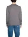 Grauer Pullover, Jeans, lässiger Stil