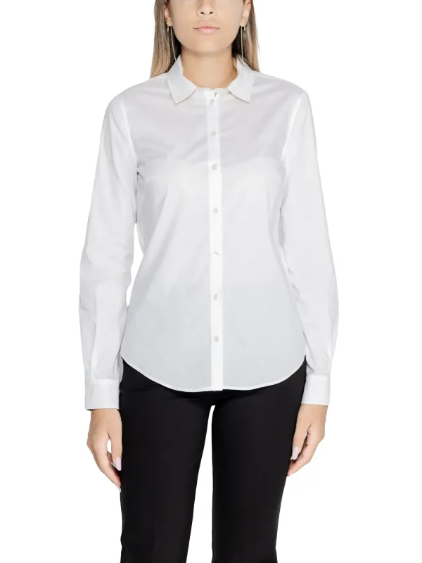 Weiße Bluse schwarze Hose Modell