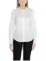 Weiße Bluse schwarze Hose Modell