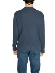 Person trägt grauen Calvin Klein Pullover
