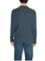 Person trägt grauen Calvin Klein Pullover