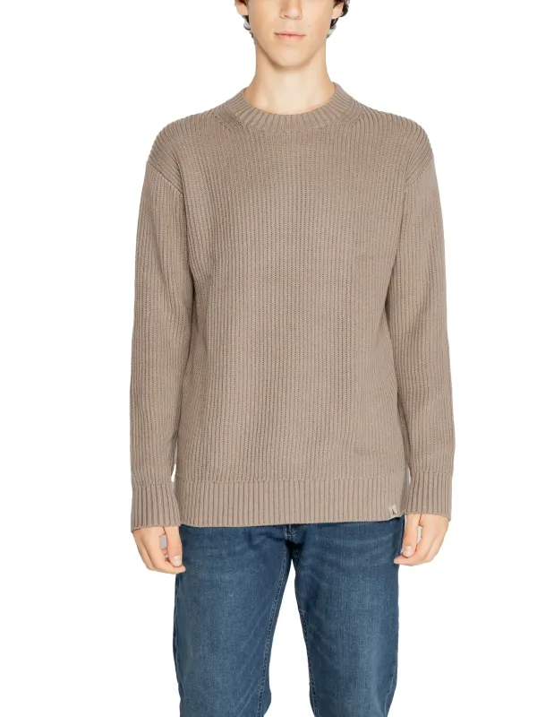 Tan gerippter Calvin Klein Pullover Tan gerippter Calvin Klein Pullover