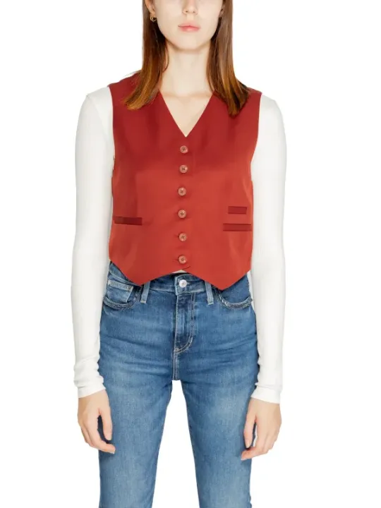 Weißes Hemd, rote Weste, Jeans