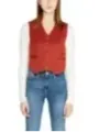 Weißes Hemd, rote Weste, Jeans