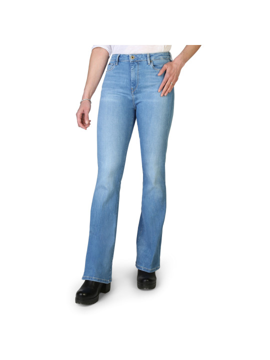 Helle Jeans mit ausgestelltem Bein