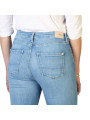 Leichte blaue Jeans mit ausgestelltem Bein
