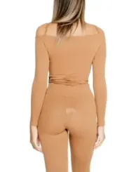 Tan, figurbetontes Langarm-Outfit