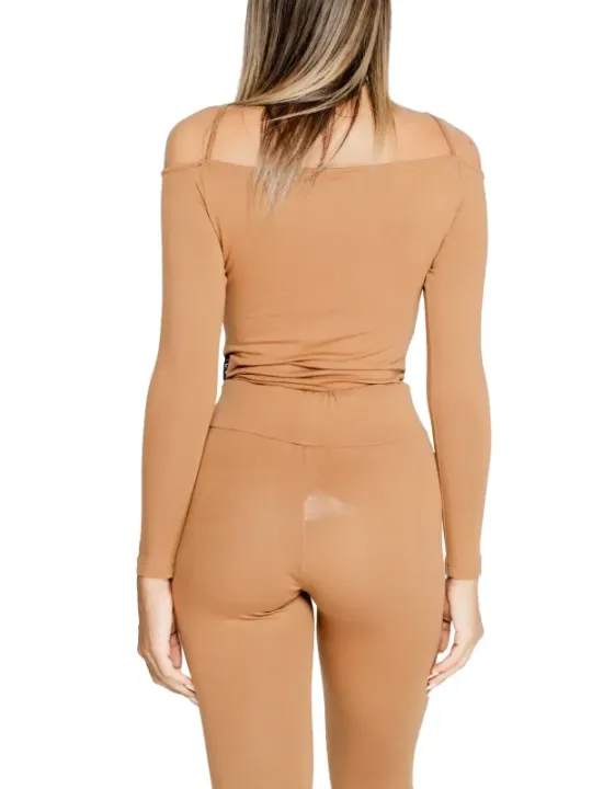 Tan, figurbetontes Langarm-Outfit