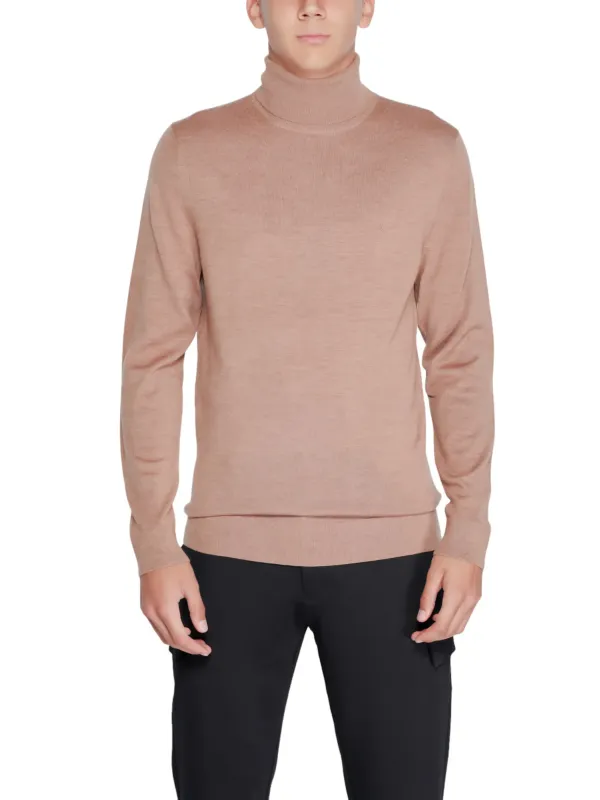 Tan Rollkragenpullover schwarze Hose Tan Rollkragenpullover schwarze Hose