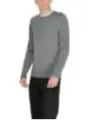Grauer Strickpullover mit Cargohose