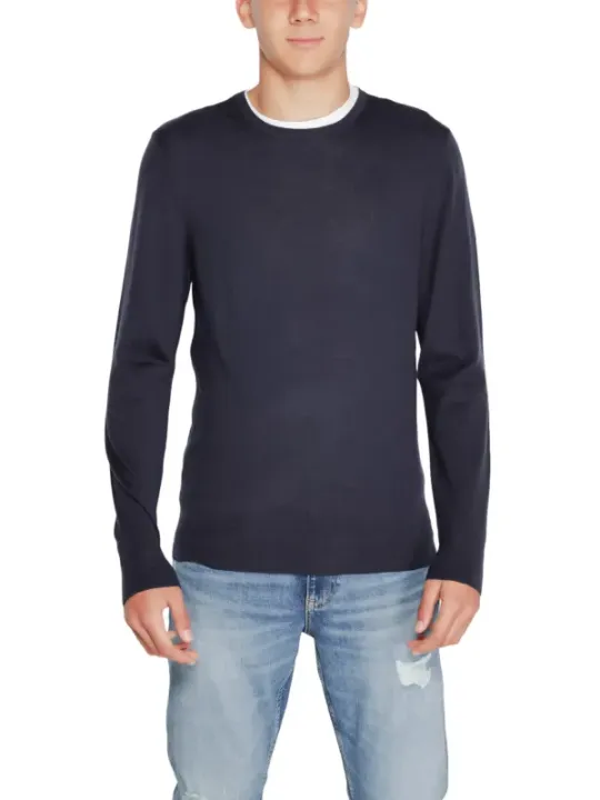 Mann trägt grauen Calvin Klein Pullover
