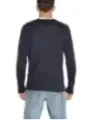 Mann trägt Calvin Klein Pullover