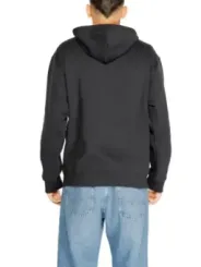 Schwarzer Kapuzenpullover, Rückansicht, Jeans