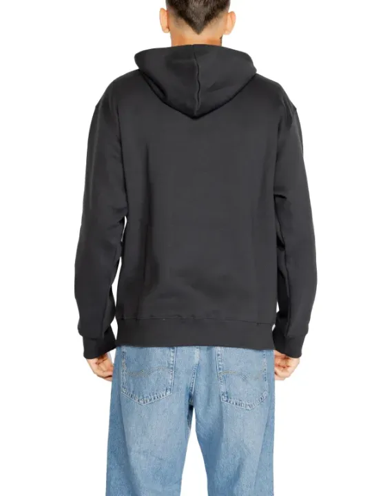 Schwarzer Kapuzenpullover, Rückansicht, Jeans