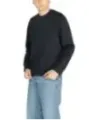 Schwarzer Kapuzenpullover mit Jeans