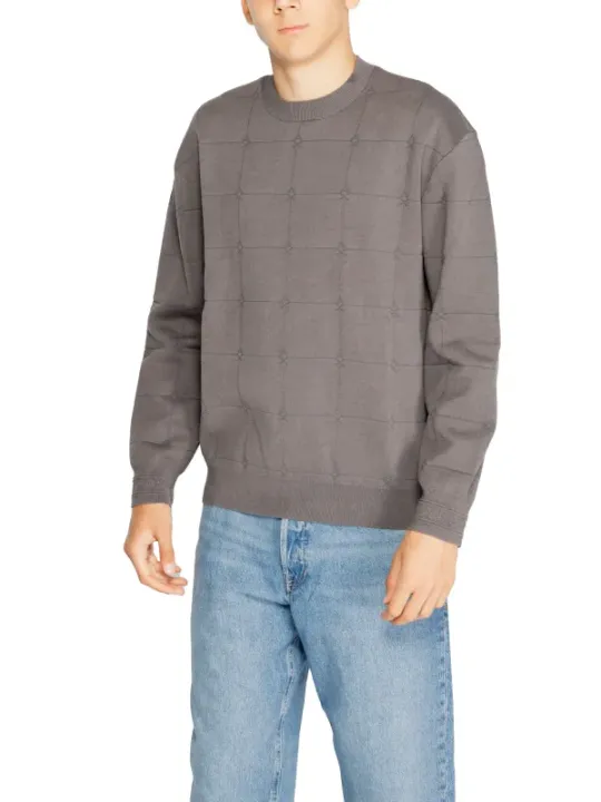 Grauer Strickpullover mit Rastermuster