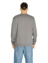 Mann trägt grauen Boss Pullover