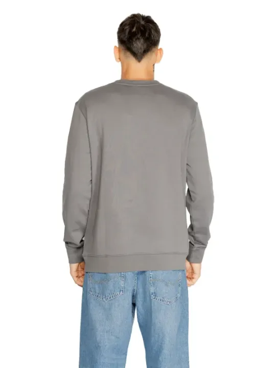 Mann trägt grauen Boss Pullover