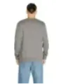 Mann trägt grauen Boss Pullover