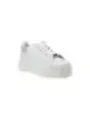 Weiße Schnürschuhe mit silbernem Emblem