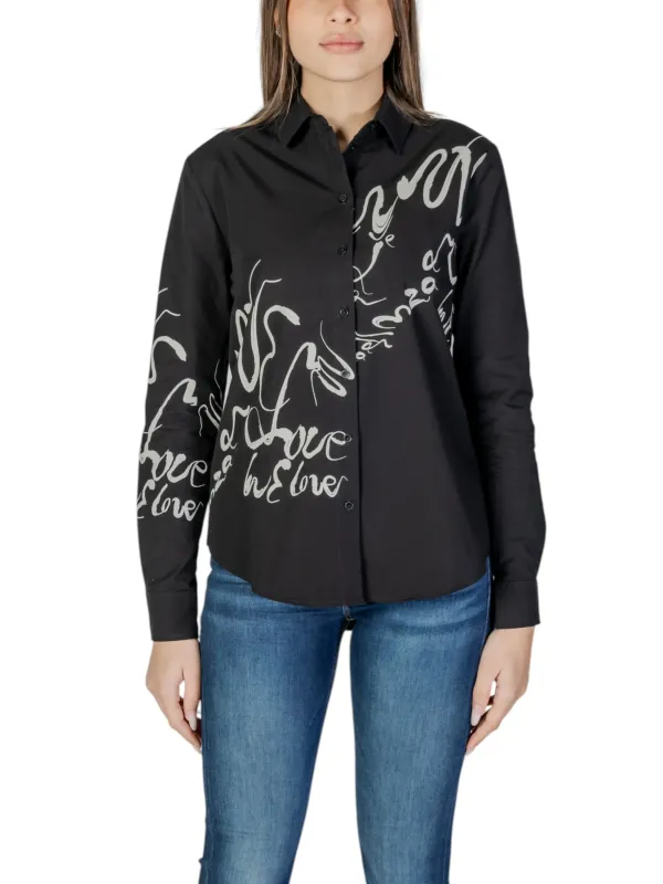 Schwarze Bluse mit weißem Text Schwarze Bluse mit weißem Text