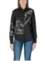 Schwarze Bluse mit weißem Text