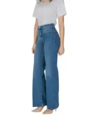 Gerade Jeans mit weißen Schuhen