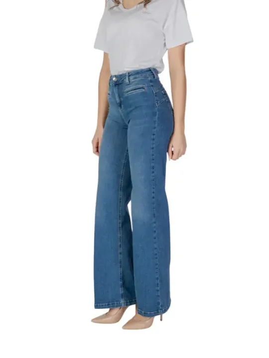 Gerade Jeans mit weißen Schuhen