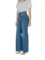 Gerade Jeans mit weißen Schuhen