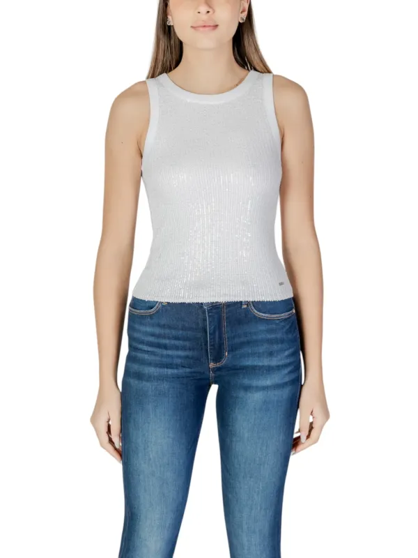 Weißes Tanktop mit blauen Jeans