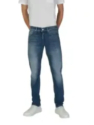 Dunkle Jeans und weißes T-Shirt
