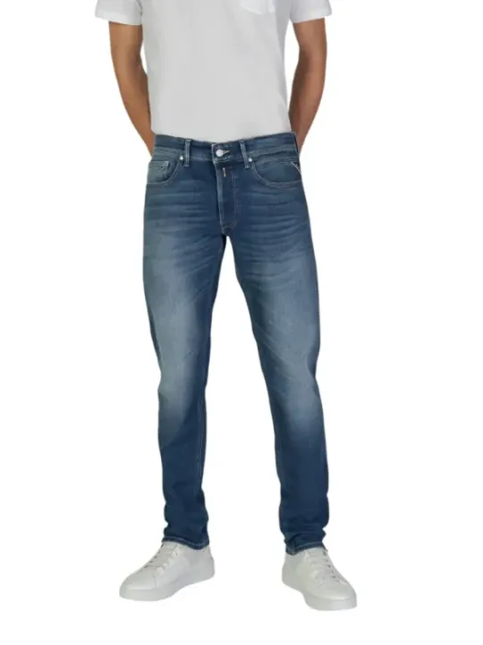 Dunkle Jeans und weißes T-Shirt