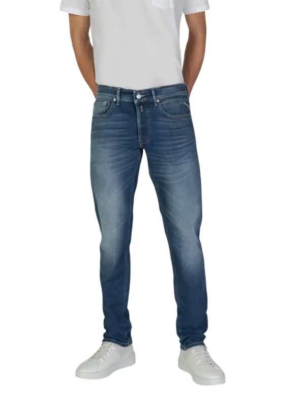 Dunkle Jeans und weißes T-Shirt