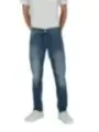 Dunkle Jeans und weißes T-Shirt