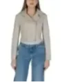 Beige Lederjacke mit Jeans