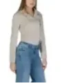Weiße Lederjacke mit Jeans
