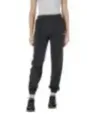 Schwarze Jogger und weiße Sneaker