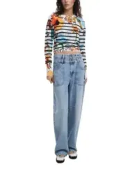 Buntes gestreiftes Langarmshirt mit Jeans
