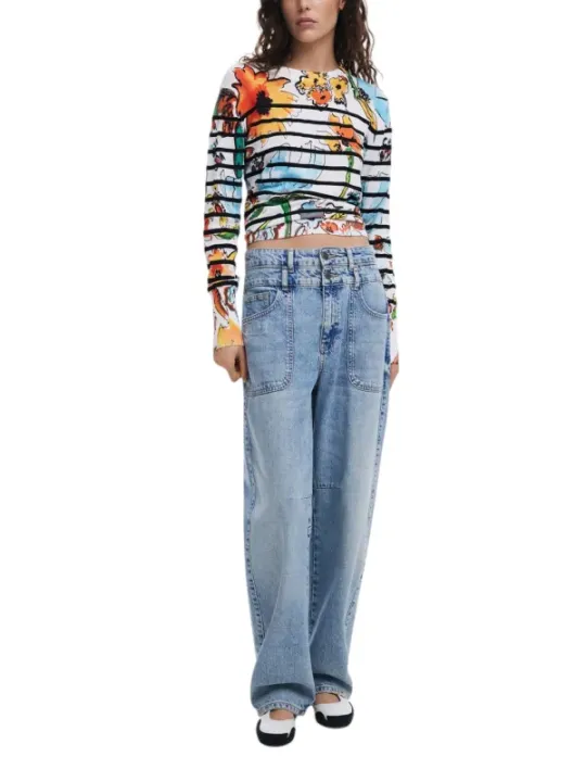 Buntes gestreiftes Langarmshirt mit Jeans