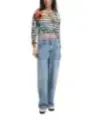 Buntes gestreiftes Langarmshirt mit Jeans