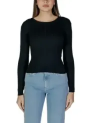 Schwarzes Rippstrickoberteil mit Jeans