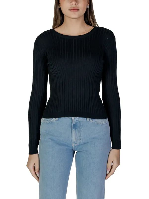 Schwarzes Rippstrickoberteil mit Jeans