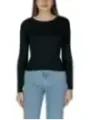 Schwarzes Rippstrickoberteil mit Jeans